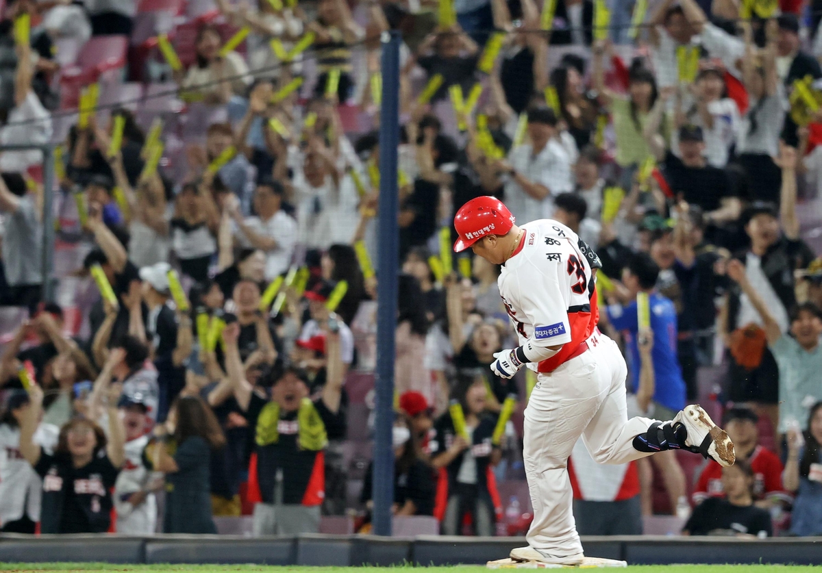 CBA半场：王哲林9中7独得14分 詹姆斯12+8 上海男篮58-50领先天津