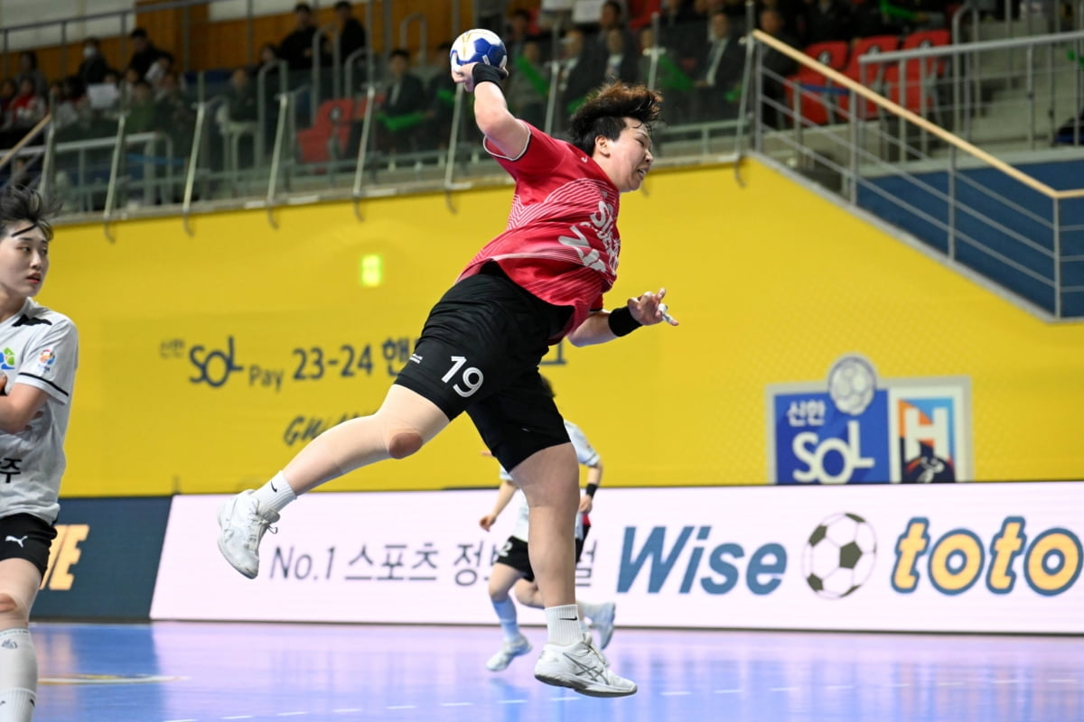 VAR介入判定有效！迪巴拉梅开二度，罗马3-0领先帕尔马